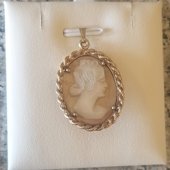 14K Gold Cameo Pendant